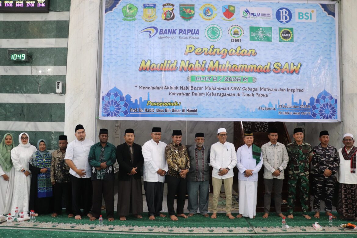 Ketua-panitia-didampingi-pengurus-masjid-raya-Baiturrahim-serta-jamaah-terdiri-dari-forkopimda-TNIPolri-berphoto-bersama-usai-peringatan-maulid-nabi-Muhamad-SAW-1447-scaled